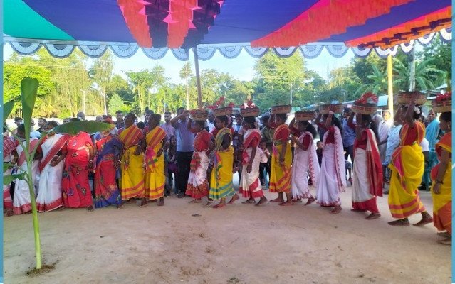 ছবি: মাথায় সাজানো ঝুড়ি আর তালমিলিয়ে নাচ