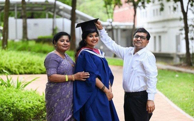 ছবি: মা শারমিন আক্তার ও বাবা জহুরুল হাসানের সঙ্গে কন্যা লুৎফা শাজনীন হাসান