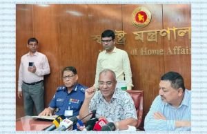 পুলিশ মানবিক হলে সহিংসতা হচ্ছে, কঠোর হলে সমালোচনা হচ্ছে: স্বরাষ্ট্র উপদেষ্টা