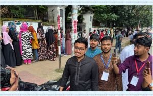 উৎসবমুখর পরিবেশে চলছে ডাকসু নির্বাচন, নিরাপত্তায় কঠোর ব্যবস্থা