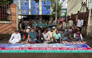 সিলেটে ফুটপাত-রাস্তা দখলমুক্তের দাবিতে অবস্থান কর্মসূচি