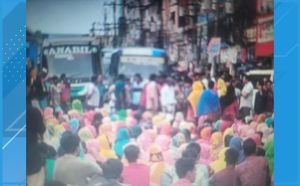 গাজীপুরে বকেয়া বেতনের দাবিতে শ্রমিকদের সড়ক অবরোধ