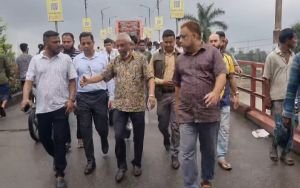 কীন ব্রীজে হকার উচ্ছেদ অভিযান শুরু, তদারকি করছেন জেলা  প্রশাসক ও  সাবেক মেয়র