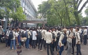 ‘লাল অঙ্গীকার’ কর্মসূচির অংশ হিসেবে সিলেটে কারিগরি ছাত্র আন্দোলনের অবস্থান কর্মসূচি