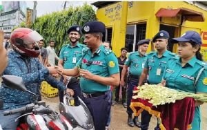 হেলমেট পরিহিত মোটরসাইকেল আরোহীদের ফুলেল শুভেচ্ছা জানালেন পুলিশ কমিশনার 