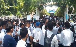 স্কলার্সহোমে ছাত্র-অভিভাবকের তীব্র প্রতিবাদ, ভিপি আশরাফ হোসেন চৌধুরীর পদত্যাগ দাবি