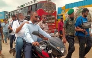 ঢাকা-সিলেট মহাসড়কের যানজটে আটকে মোটরসাইকেল চড়লেন উপদেষ্টা