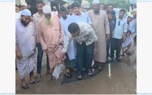 সড়কের গর্তে মাছের পোনা ছেড়ে হাসনাতের অভিনব প্রতিবাদ