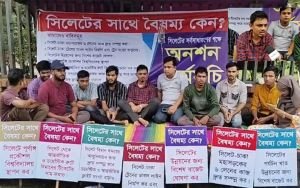 সিলেটের উন্নয়নের দাবিতে কেন্দ্রীয় শহীদমিনারে ৪৮ ঘন্টা  ধরে অনশন করছেন আব্দুল্লাহ আল মামুন