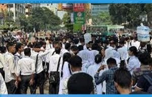 ছাত্রকে মারধর ও শিক্ষক হেনস্তার প্রতিবাদে সায়েন্স ল্যাব মোড়ে ঢাকা কলেজ শিক্ষার্থীদের ব্লকেড