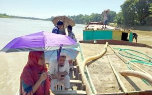 কানাইঘাটে অবৈধভাবে বালু উত্তোলন, বাল্কহেডসহ ৪ শ্রমিক আটক