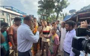 সিলেট রেল স্টেশনে দখলমুক্ত অভিযান: অস্থায়ী দোকান উচ্ছেদ