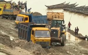 কোম্পানীগঞ্জে অবৈধ বালু উত্তোলন চলছেই: বিলীন হওয়ার পথে মসজিদ, কবরস্থান, বাজার ও ফসলি জমি