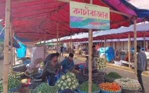 জমে ওঠছে লালদিঘিরপাড়ে অস্থায়ী বাজার, হকার শেড তৈরি করল সিসিক