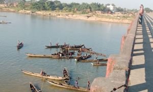 কোম্পানীগঞ্জে আলফু বাহিনীর বালু লুট চলছে: ৪ বারকিসহ ১ জন আটক