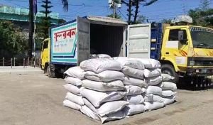 কাভার্ড ভ্যানভর্তি ভারতীয় চা পাতার চালান আটক