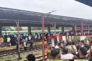 সিলেটে রেলপথ অবরোধ: আন্দোলনকারীদের ধাওয়া দিয়েছেন  যাত্রীরা