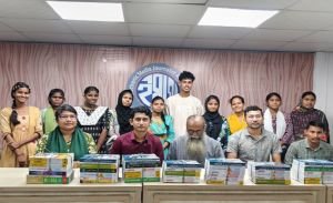 কলেজে ভর্তি হওয়া চা বাগানের ১০ শিক্ষার্থীর হাতে পাঠ্যবই