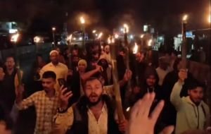 সালুটিকরে আরিফুল হক চৌধুরী বয়কটের মশাল মিছিল