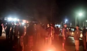 মদিনা মার্কেটে পরিবহনে চাঁ দা বা জি: রাস্তা অ ব রো ধ