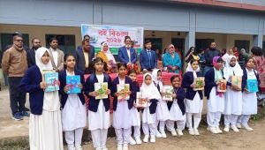 সিলেটে বছরের প্রথম দিনেই শিক্ষার্থীদের হাতে নতুন বই