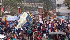 সিলেটে স্কুলের সামনে এসে উল্টে গেলো নতুন বইয়ের ট্রাক : অল্পের জন্য রক্ষা