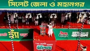 আলিয়া মাঠের মঞ্চে ডা. শফিকুর রহমান : তুলে ধরলেন দাঁড়িপাল্লা