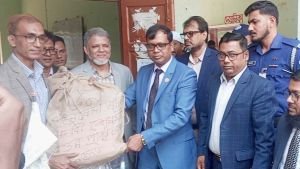 সিলেটের ভোট কেন্দ্রে পৌঁছাতে শুরু করেছে ব্যালট