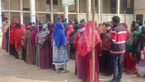 সিলেটের কেন্দ্রে কেন্দ্রে নারী ভোটারদের দীর্ঘ লাইন