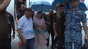 সিলেটে সহধর্মিনীর হাত ধরে বিমান থেকে নামলেন তারেক রহমান