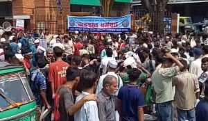 সিলেটে থালা হাতে হকারদের অবস্থান: ফুটপাতে বসতে চান তারা