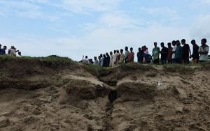 অবৈধ বালু উত্তোলনে হুমকিতে ধলাই পাড়, আন্দোলনে স্থানীয়রা