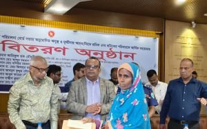 প্রবাসে লোক পাঠানোর নামে প্রতার.ণাকারীদের বিরুদ্ধে প্রবাসী কল্যাণমন্ত্রীর হুশিয়ারি