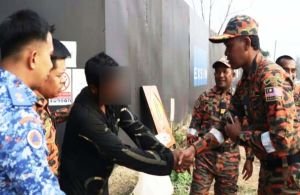 মালয়েশিয়ায় ইমিগ্রেশন অভিযানে আত/ঙ্কে সাগরে ঝাঁপ, ৭ ঘণ্টা পর উদ্ধার বাংলাদেশি শ্রমিক