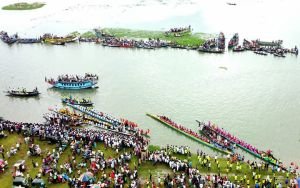 তিতাসের বুকে নৌকা বাইচ, বৈঠার ছন্দে মাতল সরাইল