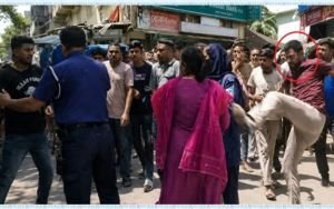 পুলিশের সামনে নারী উদ্যোক্তাকে লাথি!