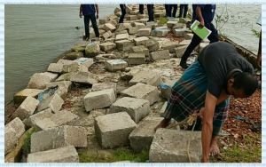 বাঁধ থেকে নিয়ে যাওয়া সব ব্লক ফিরিয়ে দিলেন হাওরবাসী