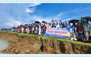 অবৈধভাবে বালু উত্তোলন বন্ধে ও ফসলি জমি রক্ষায় গোয়াইনঘাটে দুই গ্রামবাসীর মানববন্ধন