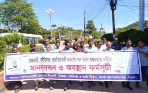 সিকৃবিতে ভিসির পদত্যাগের দাবি: প্রশাসনিক ভবনে তালা, বিক্ষোভ