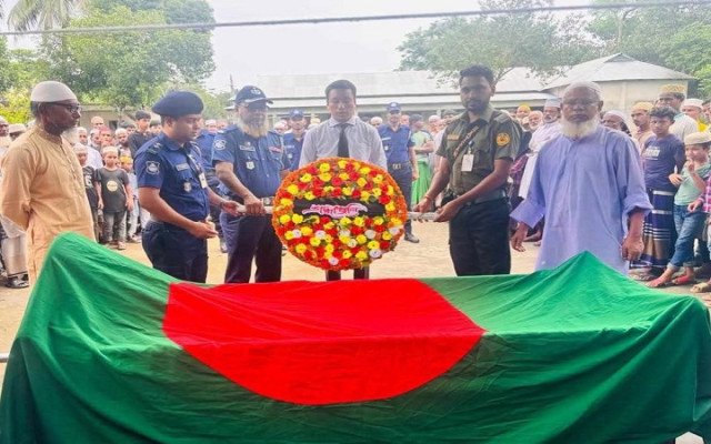 ছবি: বীর মুক্তিযোদ্ধা আব্দুল করিমকে রাষ্ট্রীয় মর্যাদা প্রদান।
