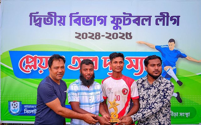 ছবি: ‘প্লেয়ার অব দ্য ম্যাচ’ এর পুরস্কার প্রদান।