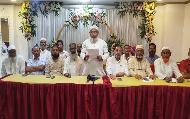 ছবি: সংবাদ সম্মেলনে কর্ম বিরতির ঘোষণা দিচ্ছেন পরিবহন নেতৃবৃন্দ।