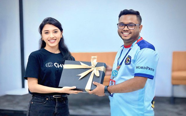 সম্মাননা গ্রহণ করছেন নাসিম মিয়া (ছবি: সংগৃহীত)।