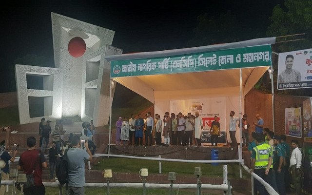 সমাবেশ মঞ্চের শেষ মুহুর্তের কাজ পরিদর্শনে পুলিশ কমিশনার রেজাউল করিম (ছবি: সংগৃহিত)।