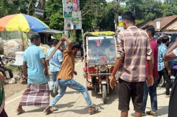 ছবি: কর্মবিরতিকালে সিএনজি অটোরিকশা শ্রমিকের এ্যাকশন।