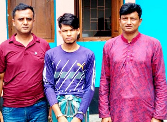 আটক হওয়া যুবকের নাম কিবরিয়া আহমেদ (১৯)