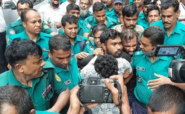 ছবি: বৈছাআ‘র চার নেতাকে আদালতে নেয়া হচ্ছে।