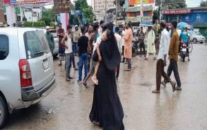 মালিক শ্রমিকদের কর্মবিরতি: দুর্ভোগ পথে পথে