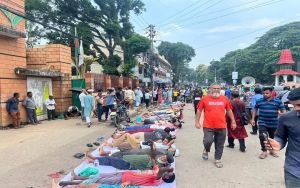 ফুটপাত-সড়ক দখলমুক্তির দাবিতে সিসিক কার্যালয়ের সামনে শোয়া কর্মসূচি পালিত