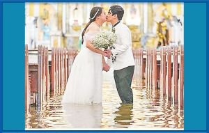 বন্যার পানিতে দাঁড়িয়ে বিয়ে, ভালোবাসার পরীক্ষায় উজ্জ্বল ফিলিপাইনের এক যুগল